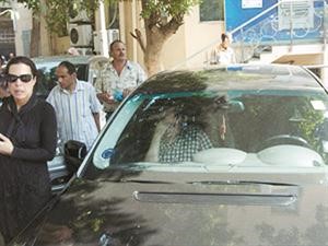 هاني شاكر منهار داخل سيارته اثناء الجنازة
