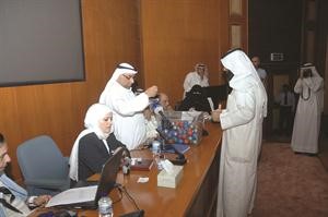 جانب من عملية توزيع القسائم سعود سالم
