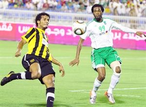 مهاجم الاتحاد نايف هزازي مطالب بمجهود اكبر امام مدافع الاهلي كامل الموسى﻿