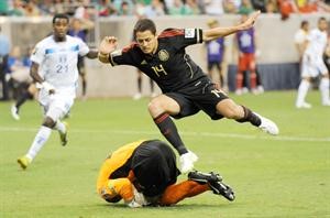 النجم المكسيكي تشيتشاريتو يصطدم بالهندوراسي نويل فالداريس افپ