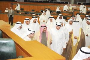 سمو رئيس الحكومة يمسك عسكر العنزي بيده بعد اعلان نيله الثقة
