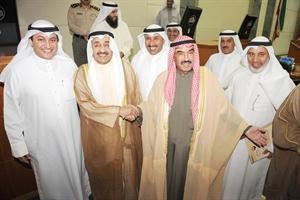 سمو رئيس الوزراء متوسطا الرئيس جاسم الخرافي ودمحمد البصيري وعسكر العنزي ويبدو حسين الحريتي وسعد الخنفور بعد تجديد الثقة متين غوزال
