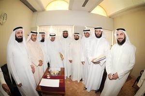 دجمعان الحربش ودفيصل المسلم وخالد الطاحوس ومبارك الوعلان وفلاح الصواغ ومسلم البراك ومحمد هايف وعلي الدقباسي ودوليد الطبطبائي خلال اجتماعهم قبيل تقديم استجواب رئيس الوزراء متين غوزال
