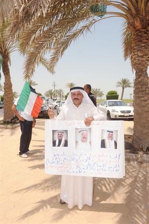 مواطن يحمل لافتة تعبر عن رايه بعد ظهور نتيجة الاستجواب
