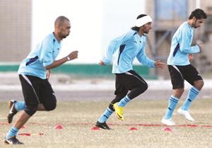 حسين فاضل وفهد العنزي وجراح العتيقي في تدريب سابق 	الازرقكوم﻿