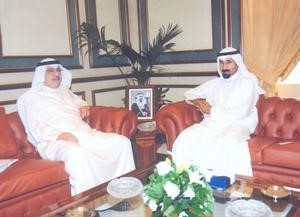 الشيخ علي الجابر خلال لقائه القنصل عبدالوهاب الصقر
