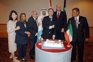 مستشار التجارة الخارجية لدوقية لوكسمبورغ اقبال كريشي يشارك الحضور في قطع كعكة الاحتفال
