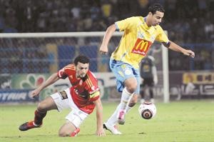 نجم الاسماعيلي احمد سمير فرج يمر من لاعب الاهلي حسام غالي
