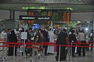 المغادرون وقفوا في صفوف طويلة محمد ماهر