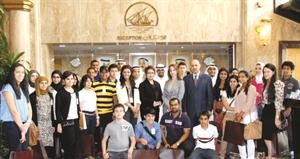 صورة تجمع مدير الموارد البشرية سمير الحمصي ومدير العلاقات العامة والاعلان كارولين الزهر لدى فندق شيراتون الكويت وطلبة التدريب الصيفي
