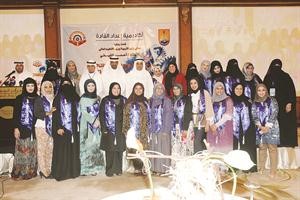 احمد المليفي ومتعب العتيبي في صورة تذكارية مع مجموعة من الخريجين والخريجات