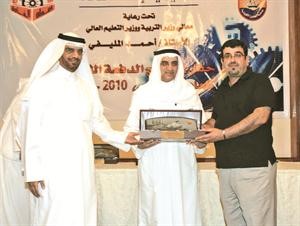 المليفي والعتيبي يكرمان احد الخريجين
