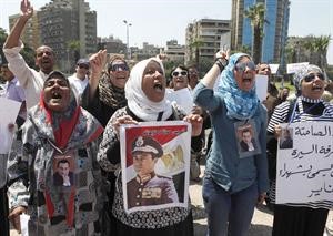 انصار الرئيس السابق مبارك يتظاهرون للافراج عنه في القاهرة امس رويترز
