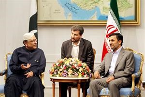 الرئيس الايراني محمود احمدي نجاد مستقبلا نظيره الباكستاني اصف علي زرداري في طهران امس 	افپ﻿