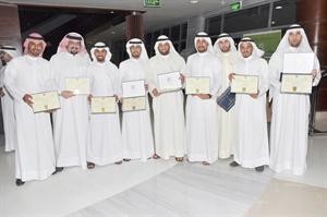 عدد من الخريجين يحملون شهاداتهم﻿