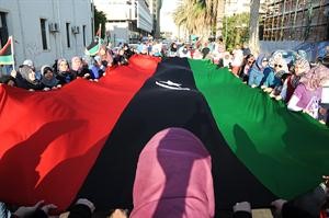 احدى المسيرات اليومية في شوارع بنغازي وتبدو مجموعة من النساء يحملن العلم الذي يعود للعهد الملكي والذي اعتمده الثوار علما لليبيا من جديد﻿
