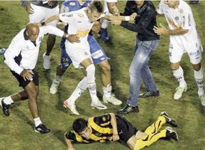 نجم سانتوس نيمار لحظة التعدي على لاعب بينارول
