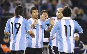 ميسي مع اغويرو وتيفيز يحتفلون باحد اهداف الارجنتين افپ
