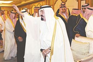 خادم الحرمين الشريفين الملك عبدالله بن عبدالعزيز يحيي الجماهير لدى وصوله المنصة الرئيسية