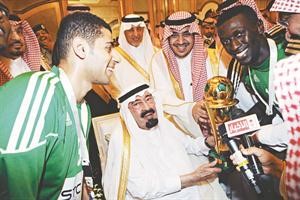 قائد الاهلي محمد مسعد يتسلم الكاس من خادم الحرمين الشريفين