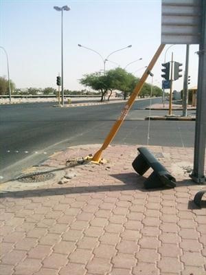 الاشارة الضوئية وقد اقتلعت بفعل الحادثة﻿