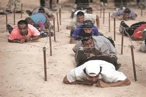متطوعون ليبيون يتدربون للانضمام الى قوات الشرطة في مصراتة	افپ﻿