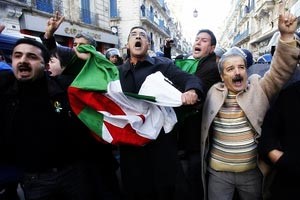 المعارضة الجزائرية توقف مسيرات السبت مؤقتاً لزيادة حشد المتظاهرين