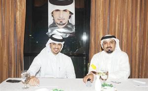 حسن الاحمد مع الزميل نايف الشمري في المؤتمر متين غوزال
