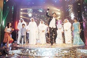 المخرج بدر المعتوق بعد فوزه بالجائزة الكبرى في دورة المهرجان السابقة