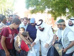 د جمعان الحربش يشارك في توزيع مواد الاغاثة على اللاجئين السوريين