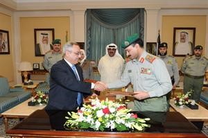 الشيخ مشعل الاحمد يشهد توقيع بروتوكول التعاون بين الحرس والتطبيقي
