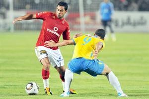 لاعب وسط الاهلي احمد فتحي يحاول المرور من لاعب الاسماعيلي عبدالله السعيد﻿