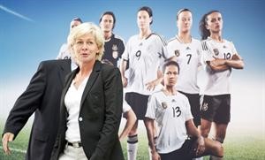 مدربة سيدات المانيا سيلفيا نيد امام صورة للاعبات المانيا اپ