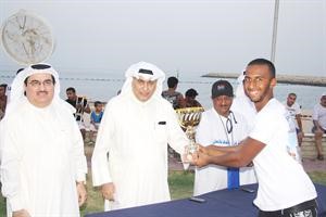 محمد الباز يتسلم كاس الستوك من احمد الغانم﻿