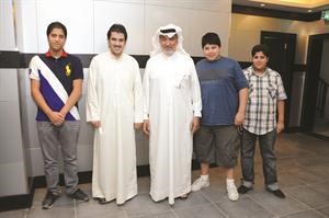 احمد عبدالعزيز بهزاد مع اسرته