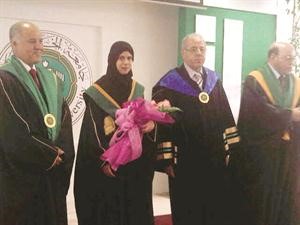 الباحثة وهيبة سيد سعيد مع لجنة المناقشة﻿