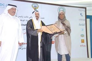  تكريم احدى المشاركات في الحفل الختامي