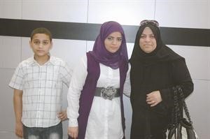 تسنيم الغرابلي مع والدتها واخيها 				 حسن حسيني﻿