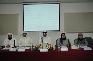درشيد القناعي يتوسط شيخة الشايجي وايمان الاشوك وطلال السهيل وخالد الدويسان خلال المؤتمر
