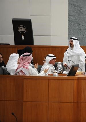 ﻿الشيخ دمحمد الصباح على المنصة مع ممثلي الهيئات الحكومية﻿