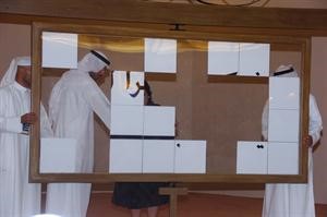 بعض الحضور خلال جولتهم بالمعرض