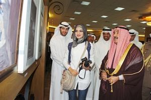 سمو الشيخ ناصر المحمد يطلع على لوحات المعرض