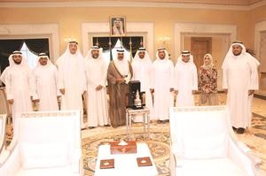 سمو ولي العهد الشيخ نواف الاحمد مستقبلا رئيس واعضاء جمعية المعلمين﻿