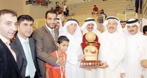 الشيخ علي بن محمد يسلم الكاس الى اداريي فريق الحالة﻿