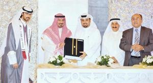 الشيخ دمحمد الصباح مكرما احد الطلبة الخريجين
