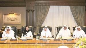 د اماني بورسلي تتوسط عددا من اعضاء المجلس الاعلى للبترول خلال الاجتماع﻿