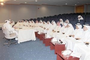 الشيخ طلال الفهد خلال اجتماعه مع مسؤولي الاندية والاتحادات في الهيئة