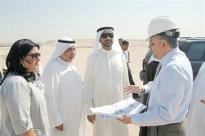 دانور اليتامى ودرنا الفارس يستمعان الى شرح حول عمل المشروع
