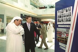 السفير البريطاني لدى الكويت فرانك بيكر ووليد الشريعان
