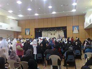 ازدحام اولياء الامور امس في مدرسة انجفة الابتدائية